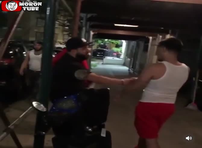 Video :He strikes a friend viciously because he dared to talk to his sister